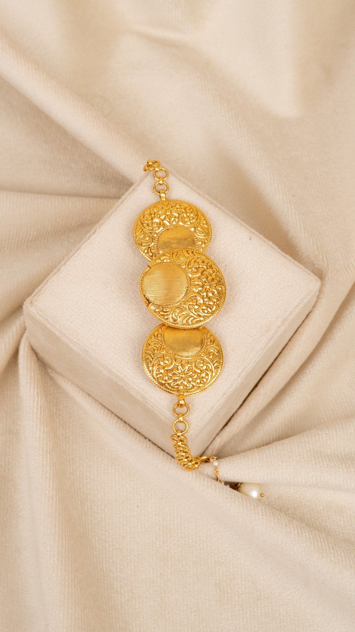 Floral Kundan Bracelet With Green Stones (AN-BR-02-M)