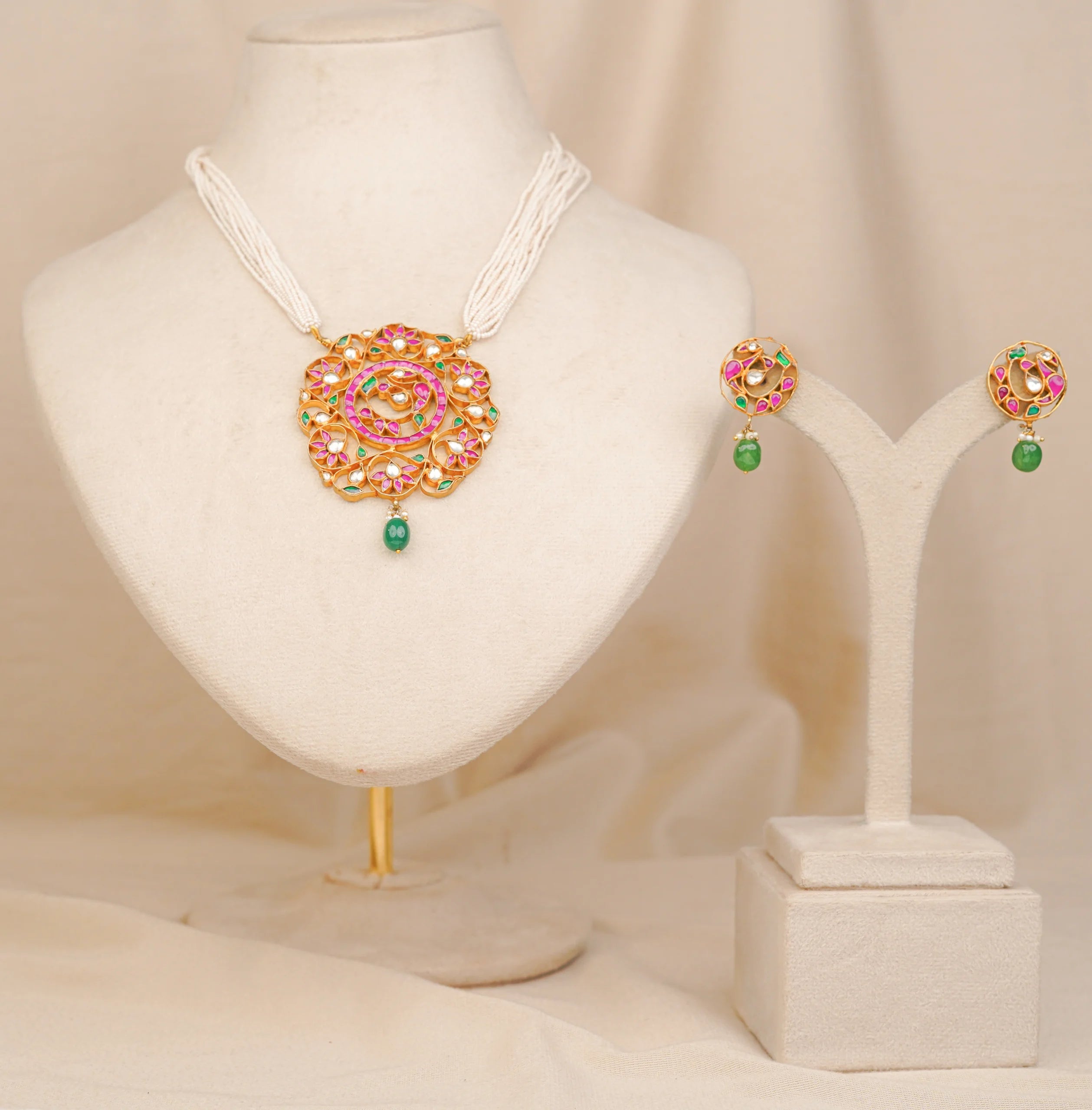 Jadtar Round Pendant (JA-PD-02-M)