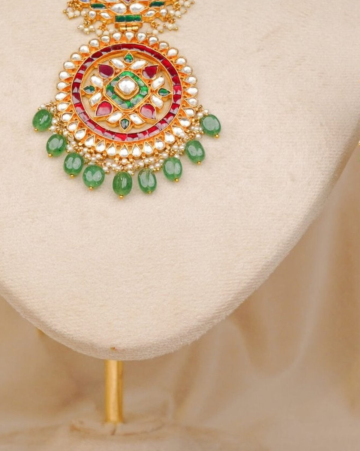 Jadtar Round Pendant – close-up detail – Dev Jewellers